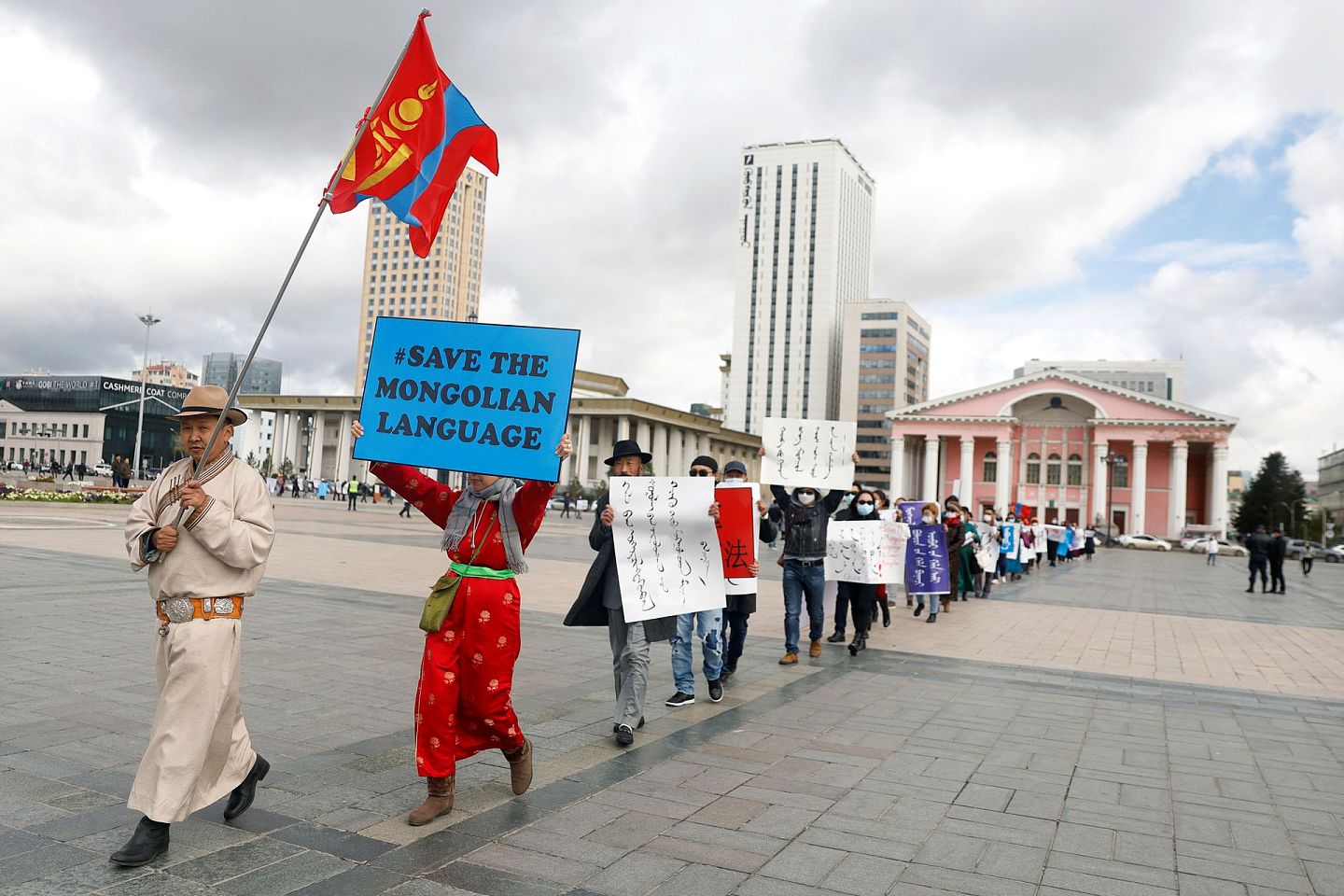 但是在王毅访问当天，蒙古国人民举行了抗议，他们不满中国当局在内蒙古的新政策。 （Reuters）