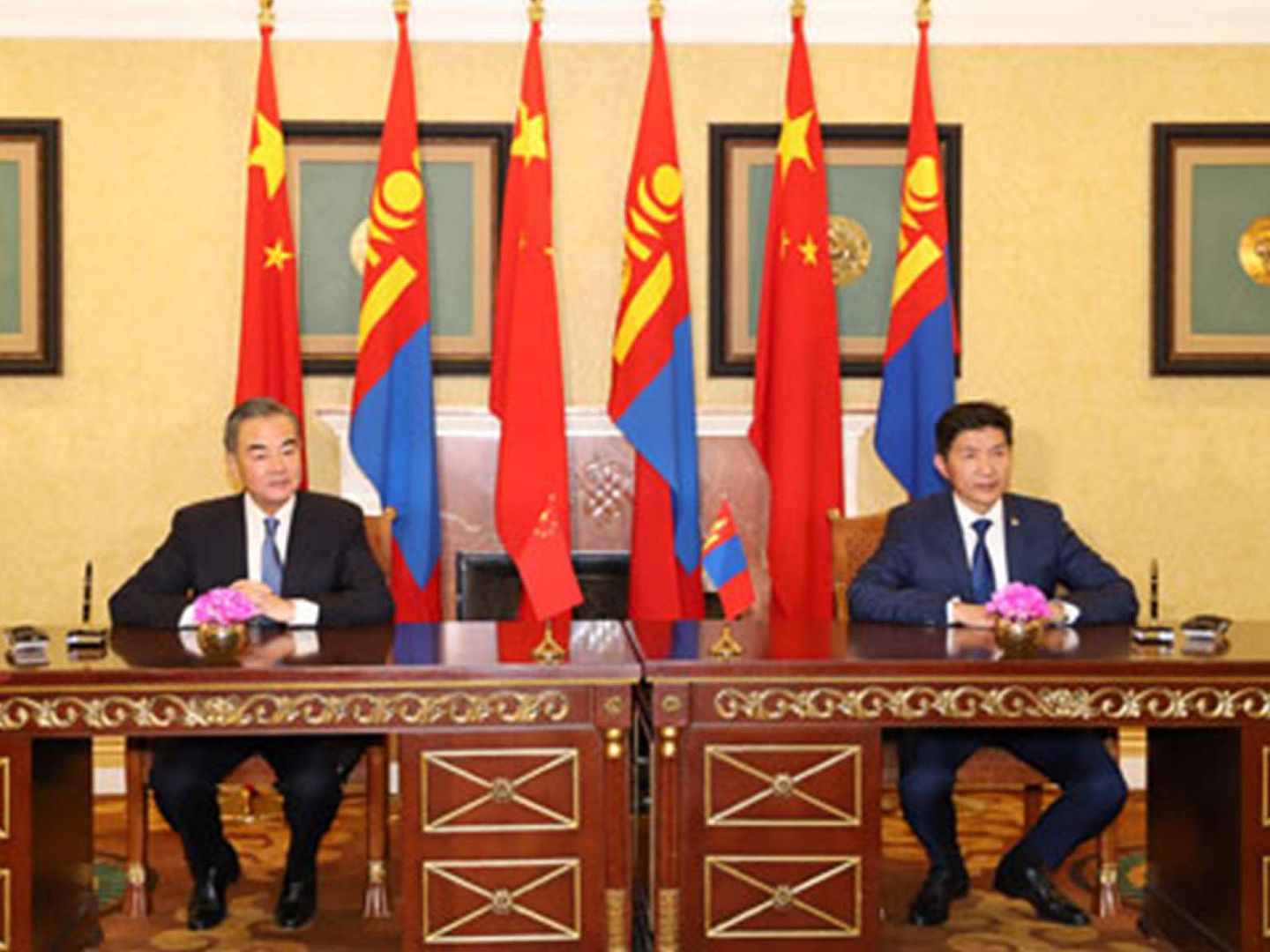 中国外长王毅9月15日访问蒙古国，会晤了蒙古国外长恩赫泰旺。 中国外交部声明指出，两国外长重申，互不干涉对方国家的内部事务。 （中国外交部）