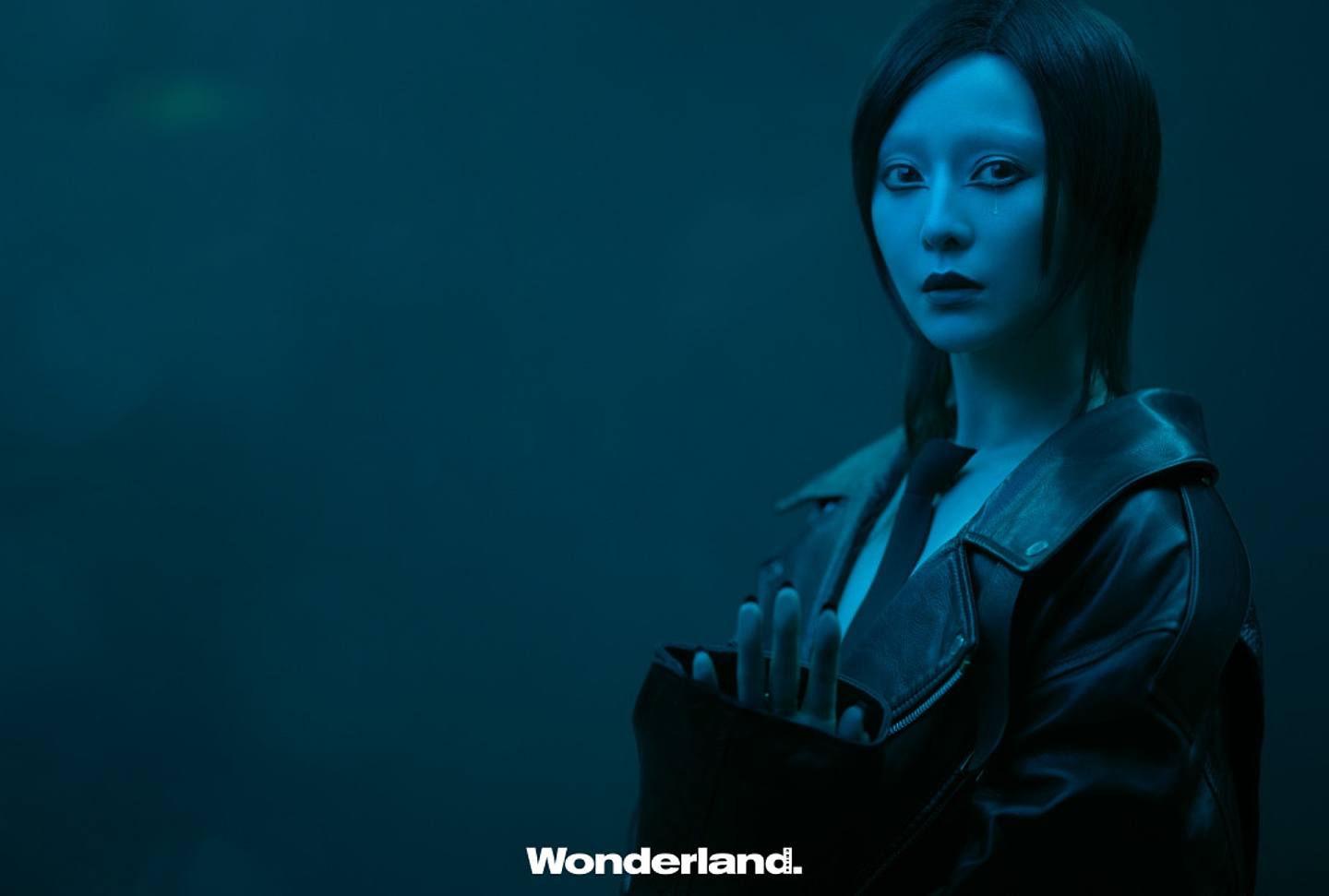 范冰冰以「再造人」造型为时尚杂志《Wonderland》中文版拍摄硬照，极具未来感（微博＠Wonderland中文版）