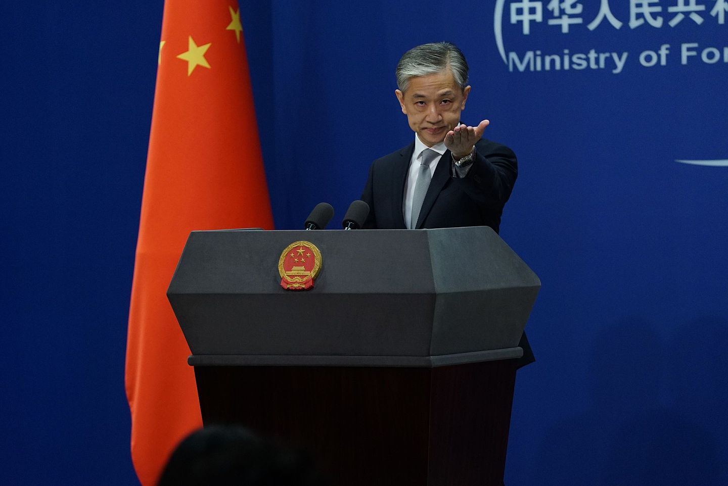 中国外交部发言人汪文斌回应美军机伪装侦查南海。 （视觉中国）