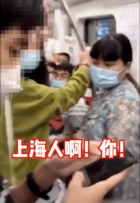 覅面孔！上海一男子地铁偷拍美女隐私部位，女生怒吼：删掉，警方：拘（视频/组图） - 2