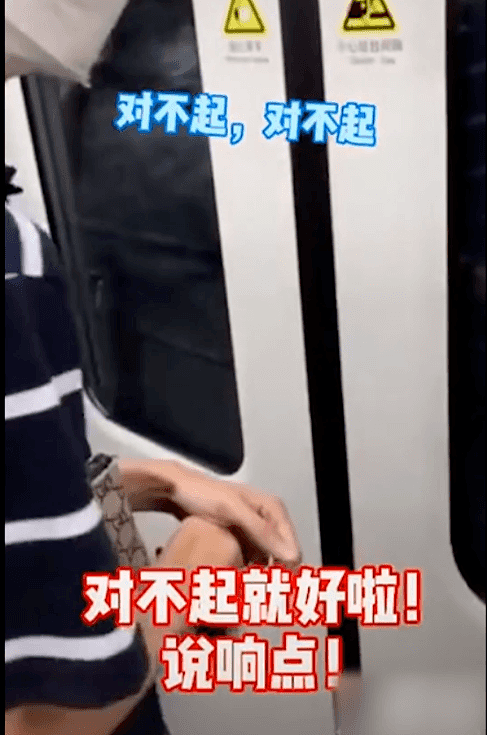 上海一对男女躺地铁上做不雅行为，一路没停过，其他乘客不忍直视，场面尴尬（视频/组图） - 12