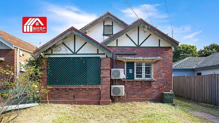 悉尼破房子拍卖场上高价售出，业主持有一年净赚28万澳元 - 1