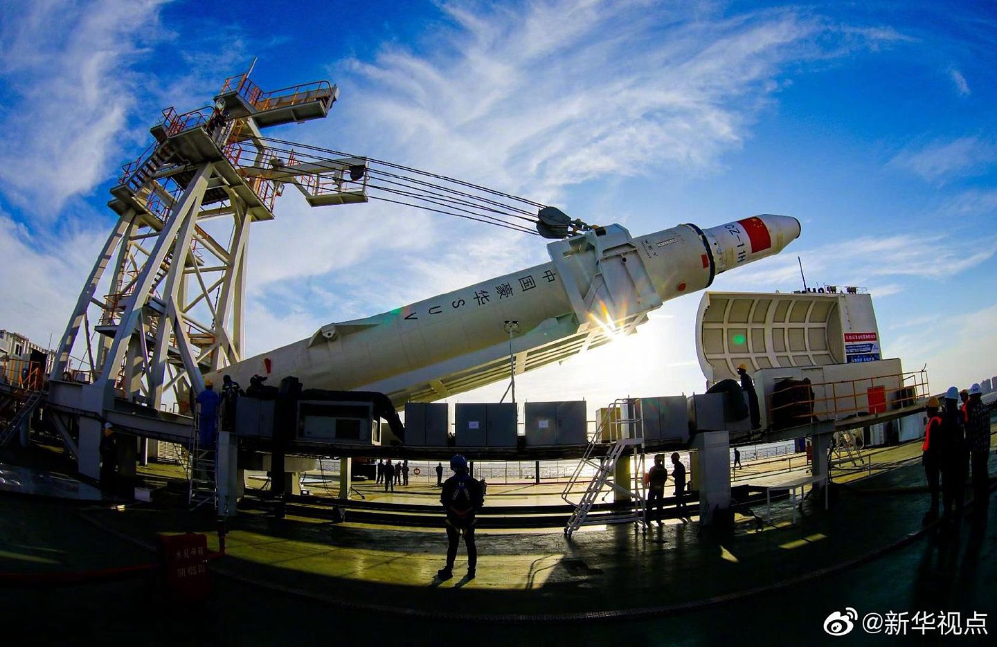 2019年6月5日，中国在黄海海域进行了首次海上运载火箭发射技术试验。 图为担负实验发射任务的长征十一号火箭在德渤3号海上发射平台上准备竖立发射。 （微博@新华视点）