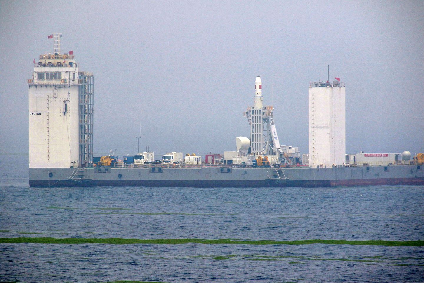 德渤3号海上发射平台上，长征十一号火箭已经完成竖立，处于待发状态。 （视觉中国）