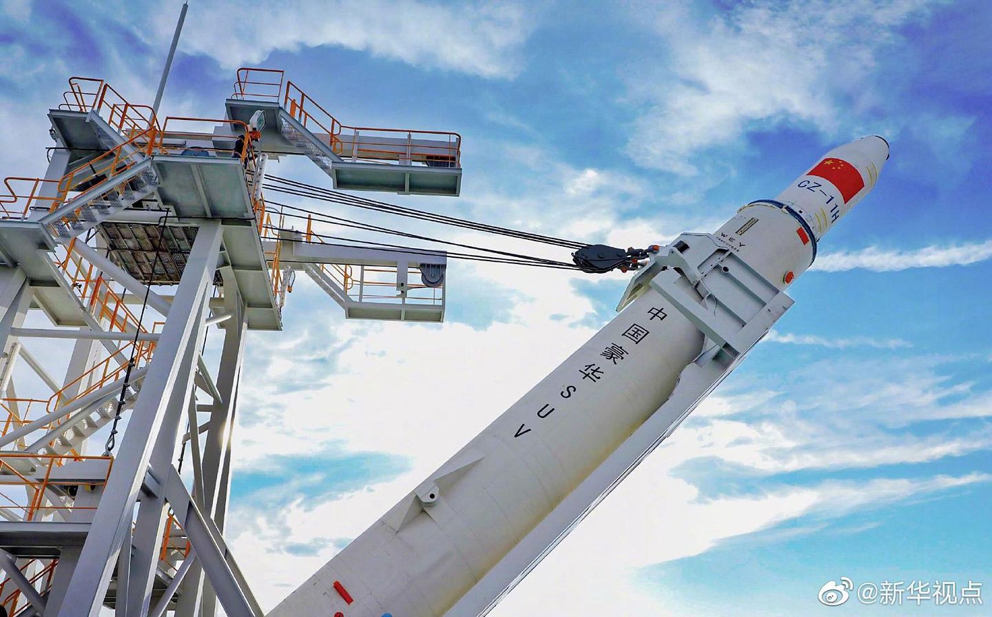 长征十一号火箭及卫星在山东烟台黄海之滨的东方航天港组装完成后，就在当地登上德渤3号海上发射平台前往预定发射海域。 （微博@新华视点）