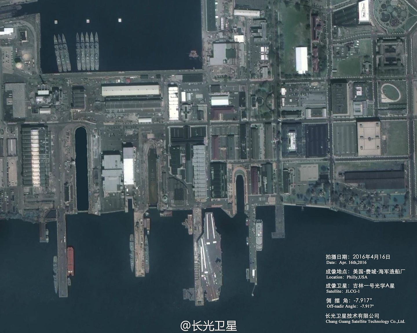在费城海军造船厂卫星照片的下方，一艘美军航母停泊在码头区。 （微博@长光卫星）