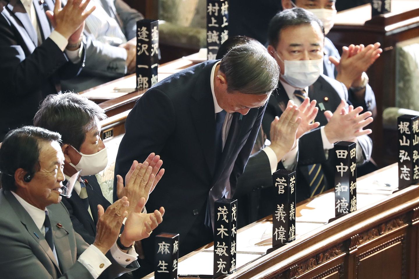 9月16日菅义伟当选日本新首相后鞠躬。（AP）