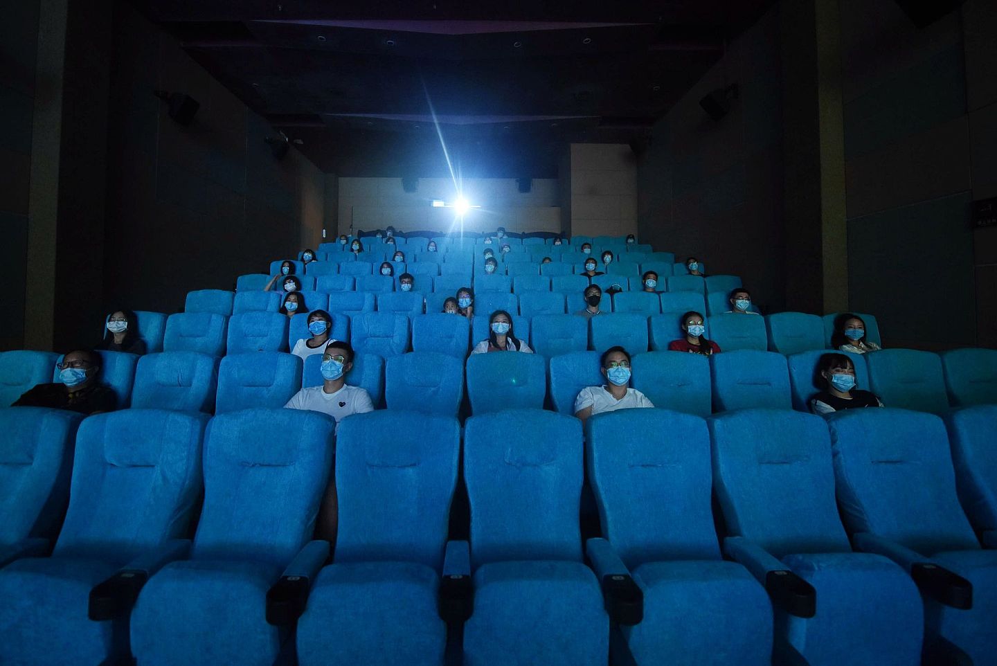 电影院恢复营业伊始，由于上映的主要是复映片，很多影院的上座率并不高。（人民视觉）