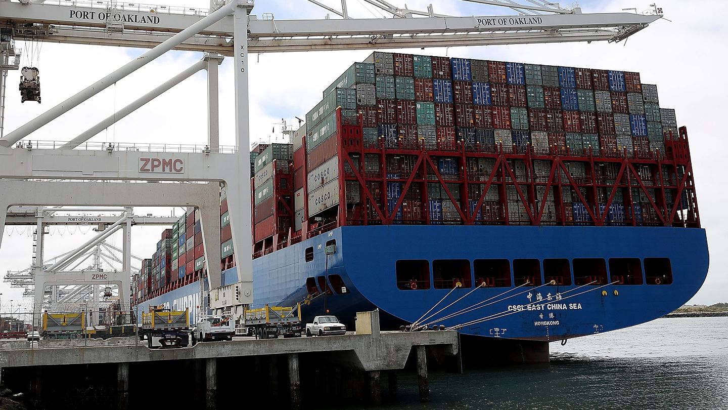 中国于2018年向世界贸易组织投诉，指美国只对中国征收不同的关税，其做法违反世贸规则。图为2018年6月20日，一艘以香港为基地的货船在加州停泊。（Getty）