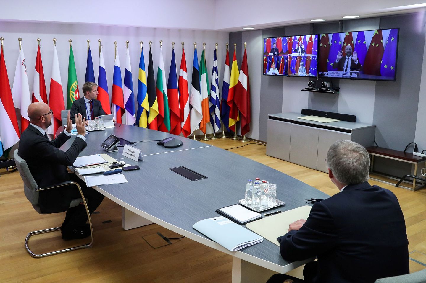 2020年9月14日，中国、欧盟、德国领导人举行视频会晤，欧洲理事会主席米歇尔（Charles Michel）挥手致意。 （Reuters）