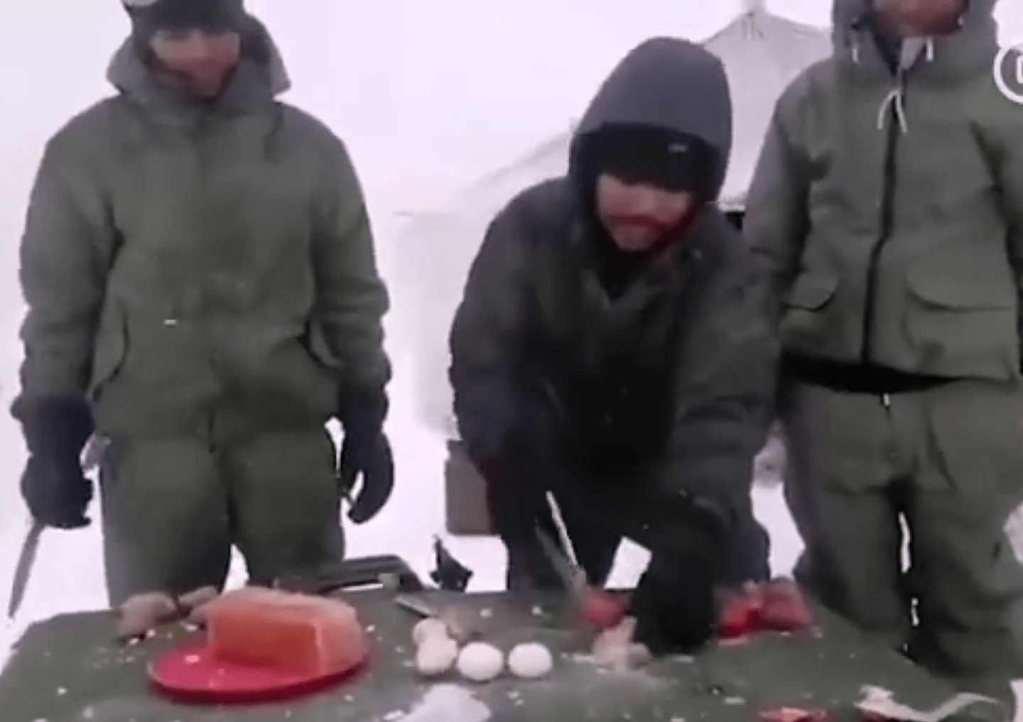 视频显示，鸡蛋和果汁等补给都冻成了冰疙瘩。 （微博@广州恒大球迷论坛网）