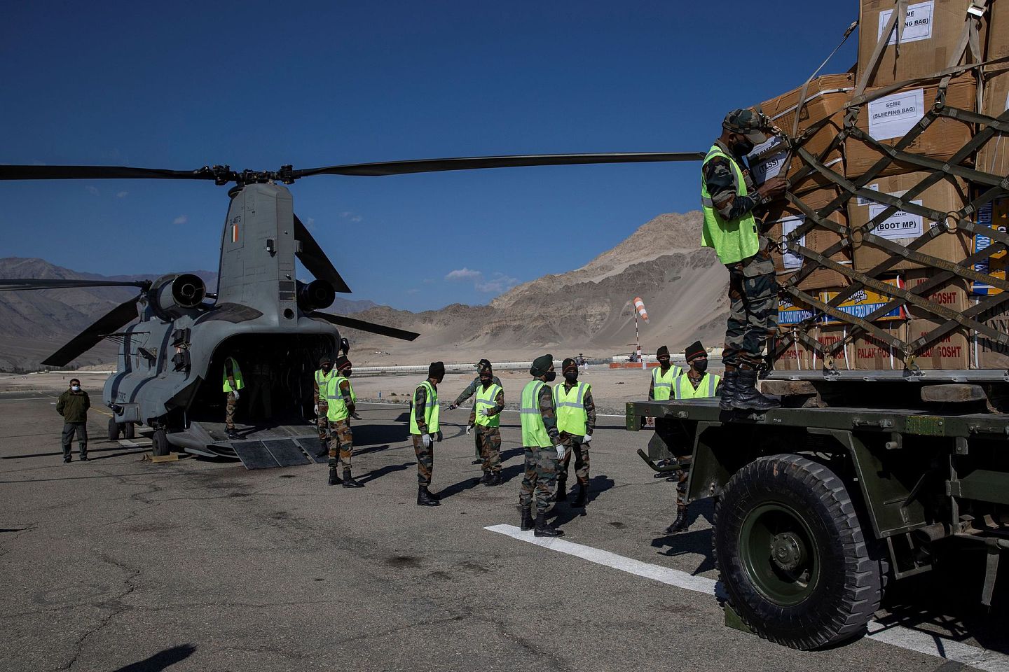 印军在向边境不断运送物资。 （Reuters）