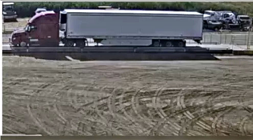 OMG！加拿大某小哥假装货运工，开卡车偷走了几十万浴缸和牛肉（组图） - 4