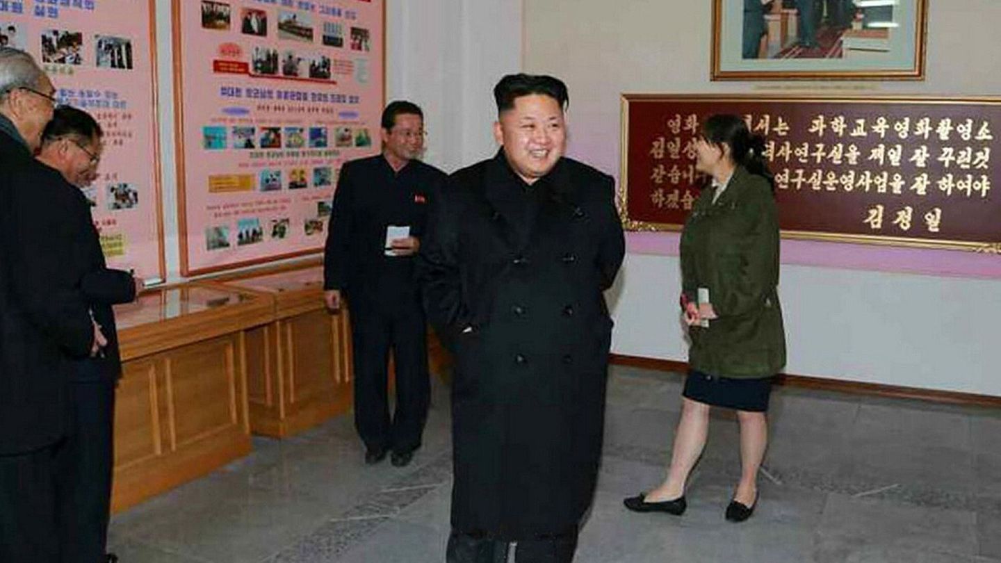 2014年11月27日，金正恩与妹妹金与正前往朝鲜4·26动画电影拍摄所进行参观指导。 当时金与正还很青涩。 （朝鲜劳动新闻网站截图）