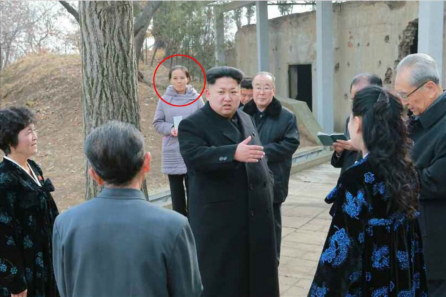 朝鲜最高领导人金正恩于2014年11月25日视察黄海南道的信川博物馆，朝鲜劳动党中央委员会第一副部长金与正随行。 （朝中社）