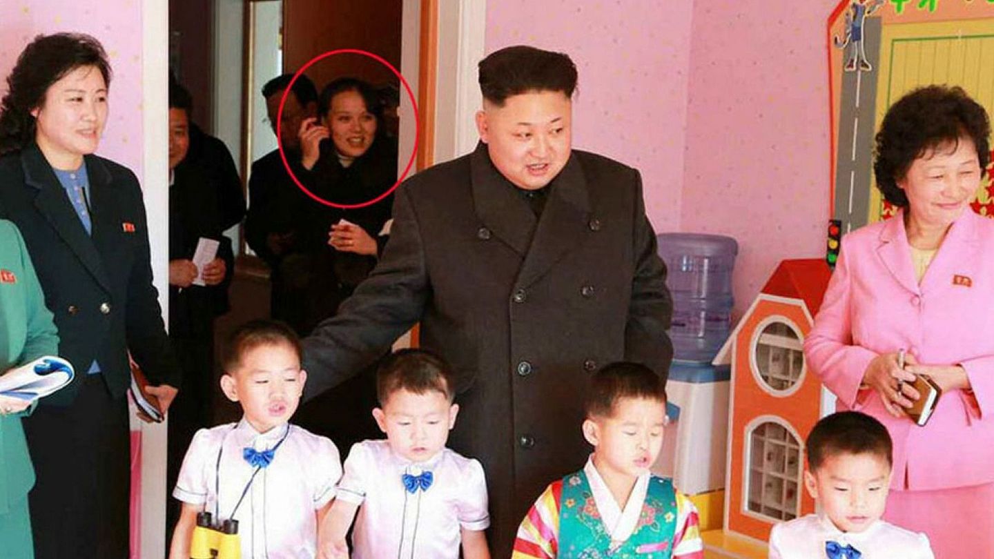 2015年1月2日，金与正陪同金正恩视察育儿院。 （朝鲜劳动新闻网站截图）