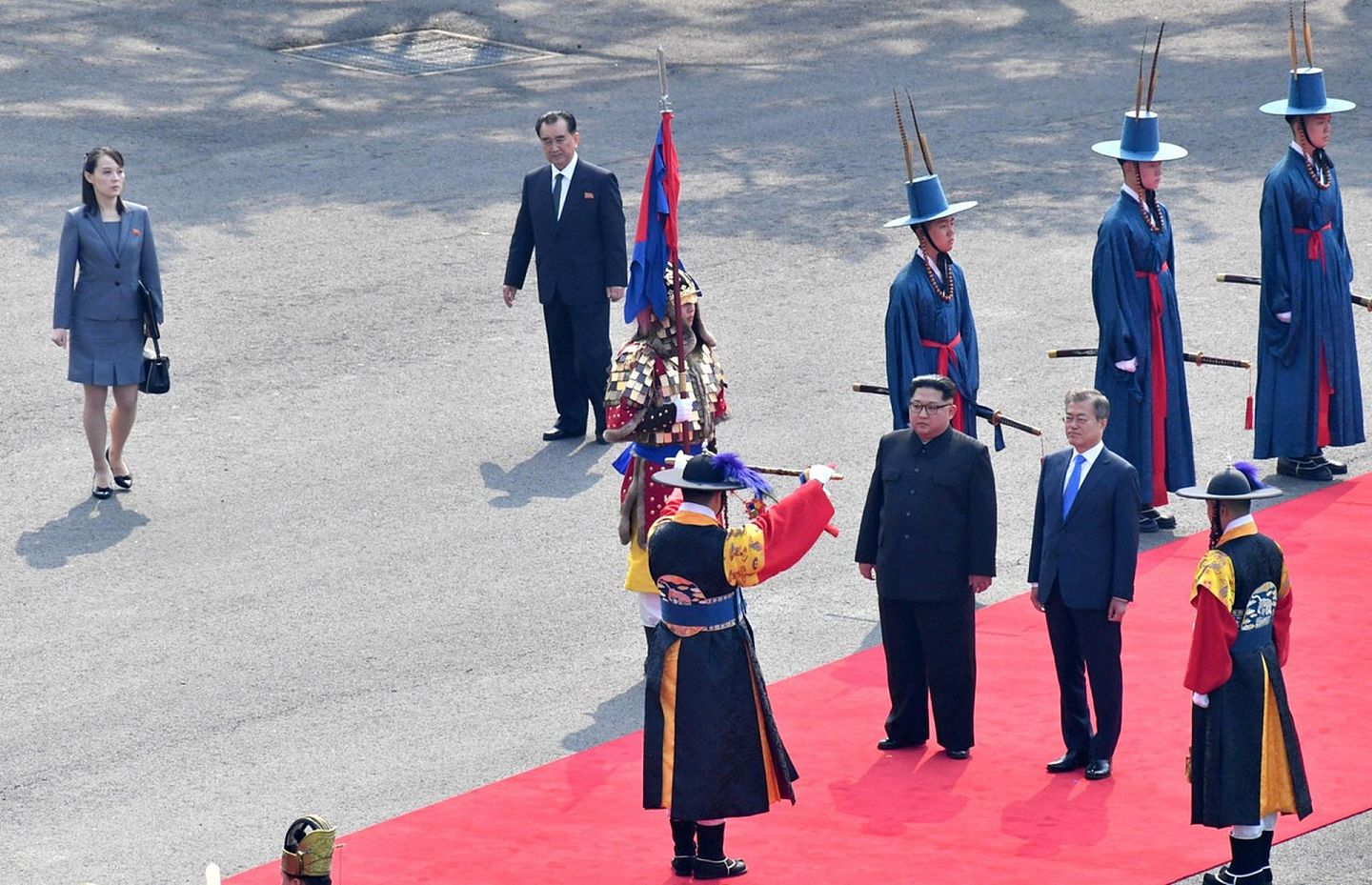 金与正（左一）与金正恩同行出席朝韩首脑峰会期间，金正恩与文在寅检阅仪杖队，而金与正则在稍远处观看。 （Reuters）