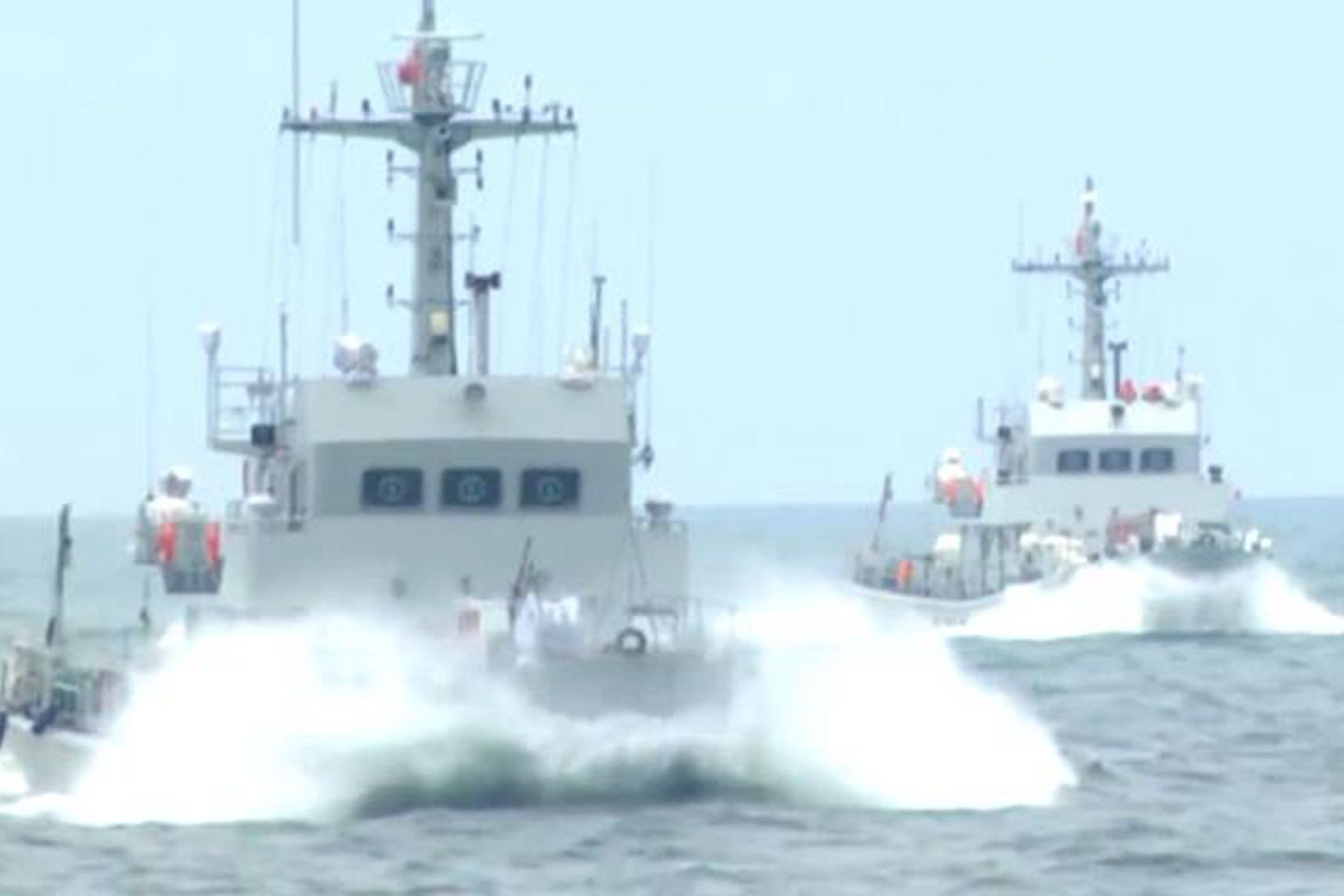 2020年9月16日，解放军在东海进行扫雷训练。图为扫雷舰编队在东海航行。（中国央视截图）