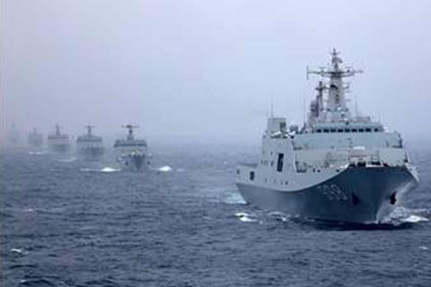 2020年9月16日，解放军在东海进行扫雷训练。图为大陆登陆舰船编队。（中国央视截图）