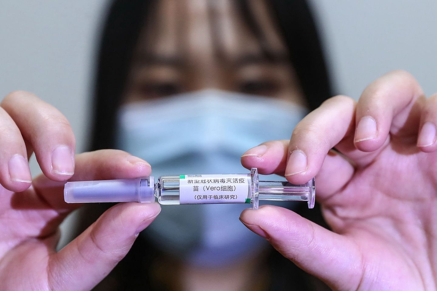 4月10日，工作人员在国药集团中国生物新冠疫苗生产基地展示新型冠状病毒灭活疫苗样品。（新华社）