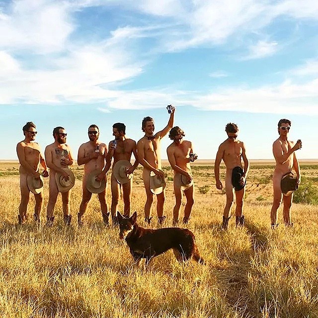澳新刮起农民裸照风潮！农民组队拍裸照，博眼球背后，是不为人知的心酸…（组图） - 19