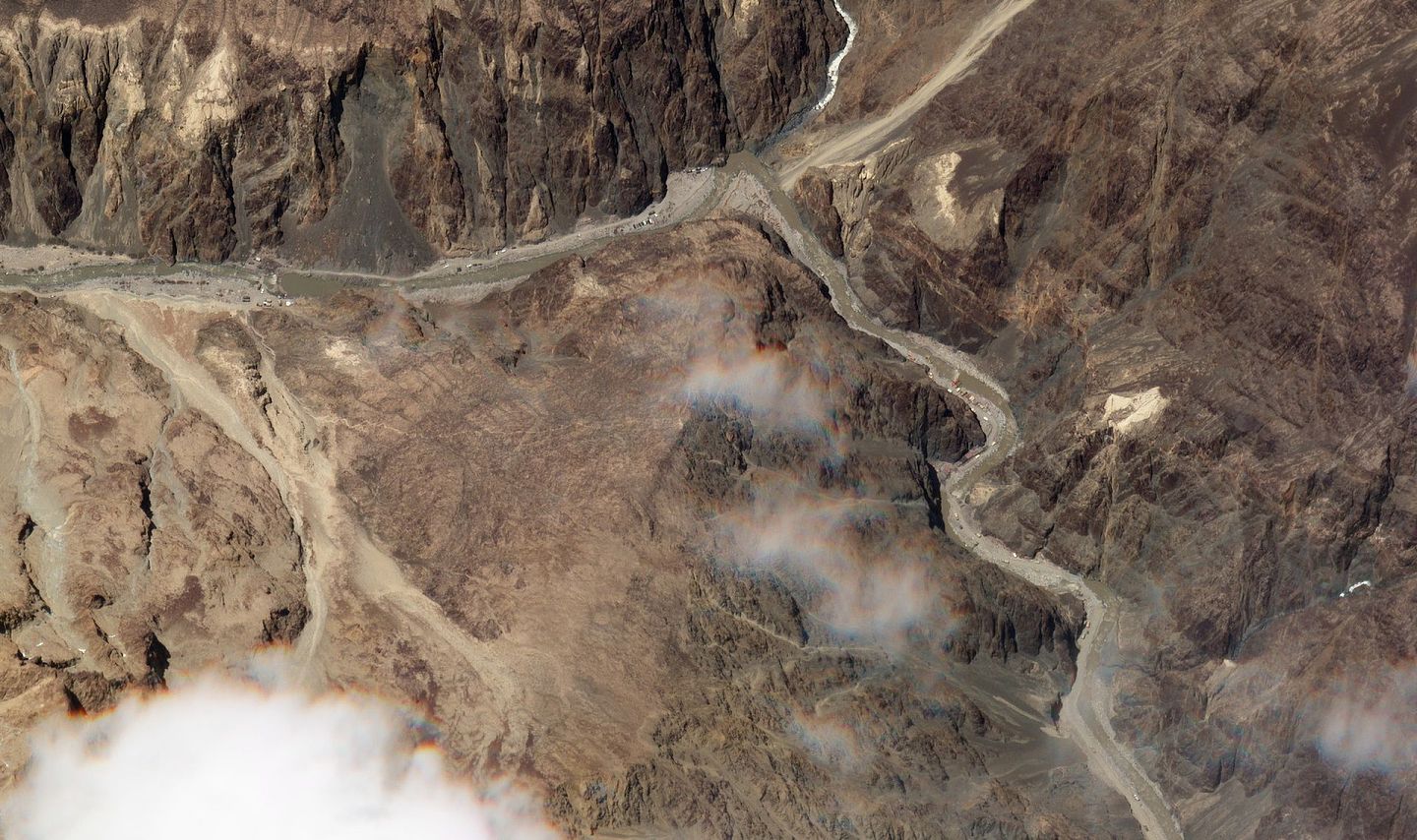 地球实验室（Planet Labs）公布的这张卫星照片显示了加勒万河谷一线的地形，加勒万河也是从阿克赛钦前往中亚的要道。（美联社）