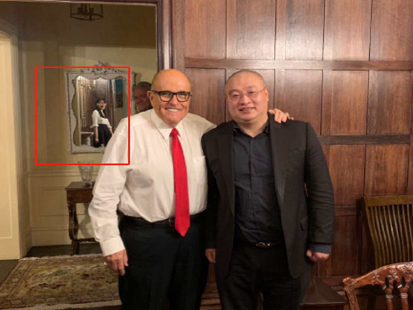 闫丽梦和班农曾出现在纽约市长（前排左一）与他人合照中。 （微博@温情洋蚂蚁）