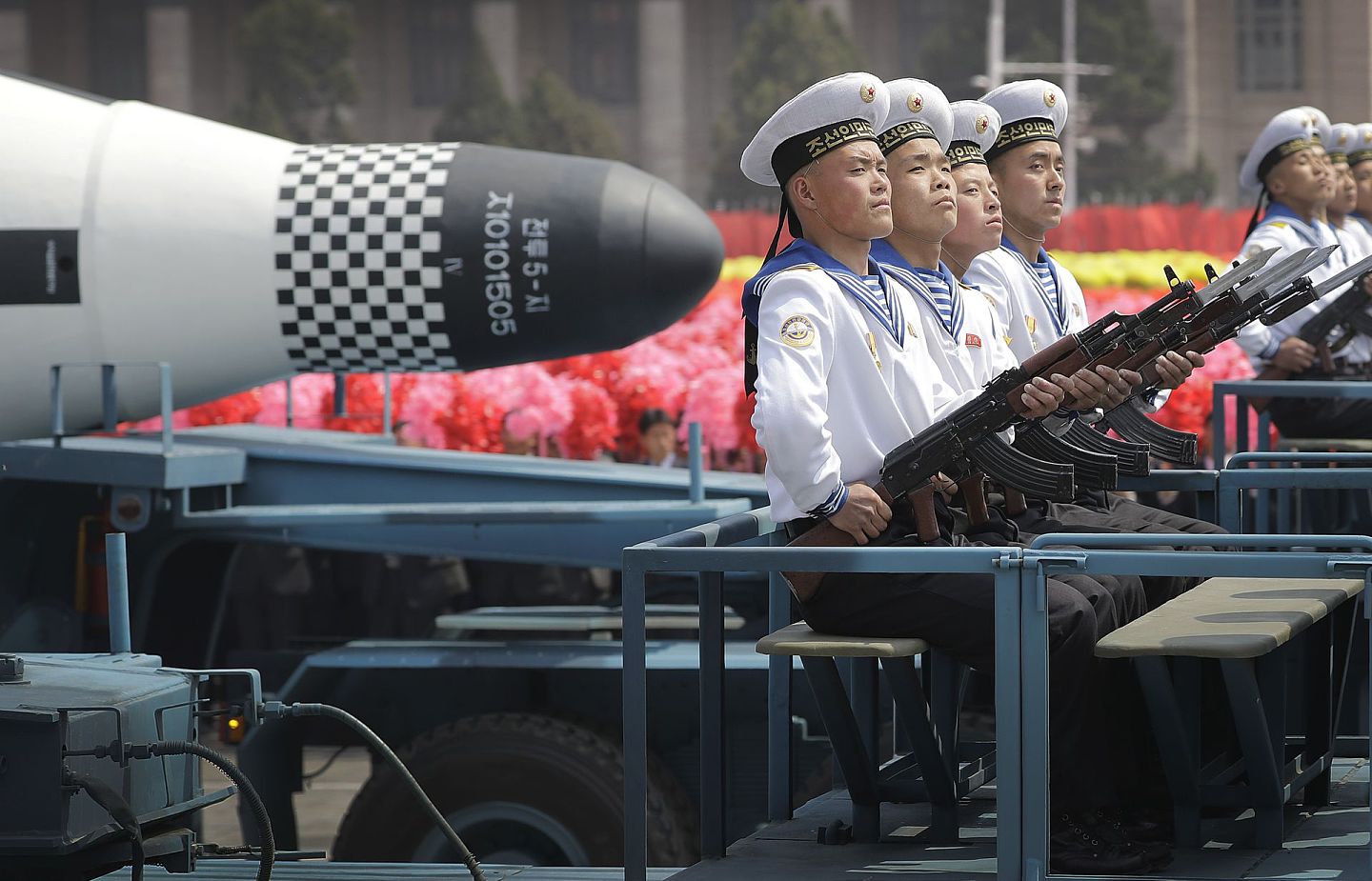 2017年4月15 日，朝鲜在平壤金日成广场举行阅兵仪式，海军士兵坐在潜射弹道导弹前方（AP）