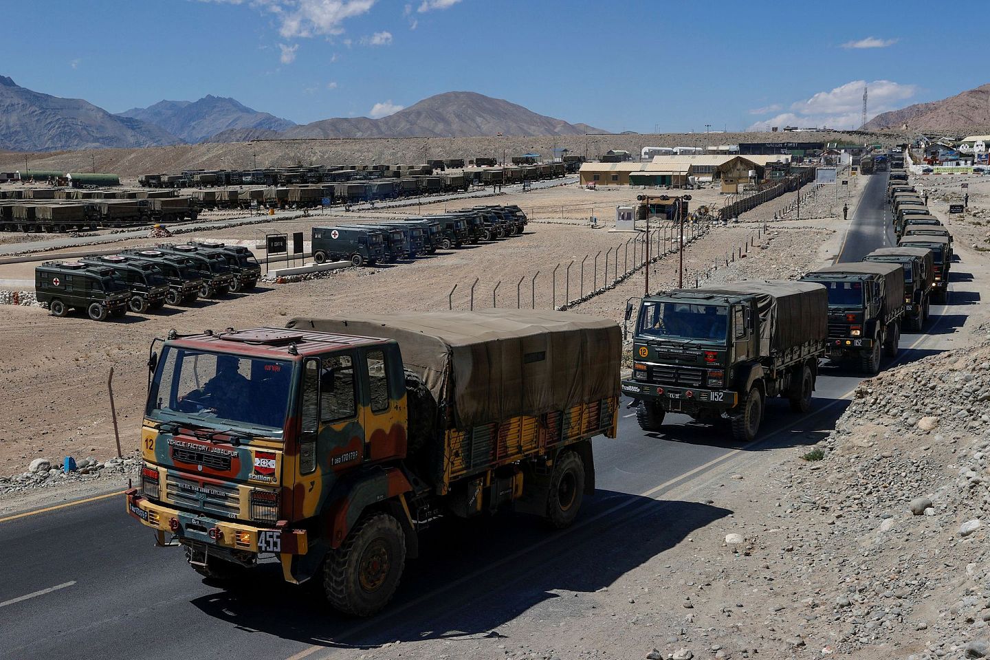 照片显示，大量印度军队车辆抵达拉达克地区的一处军事基地。 （Reuters）