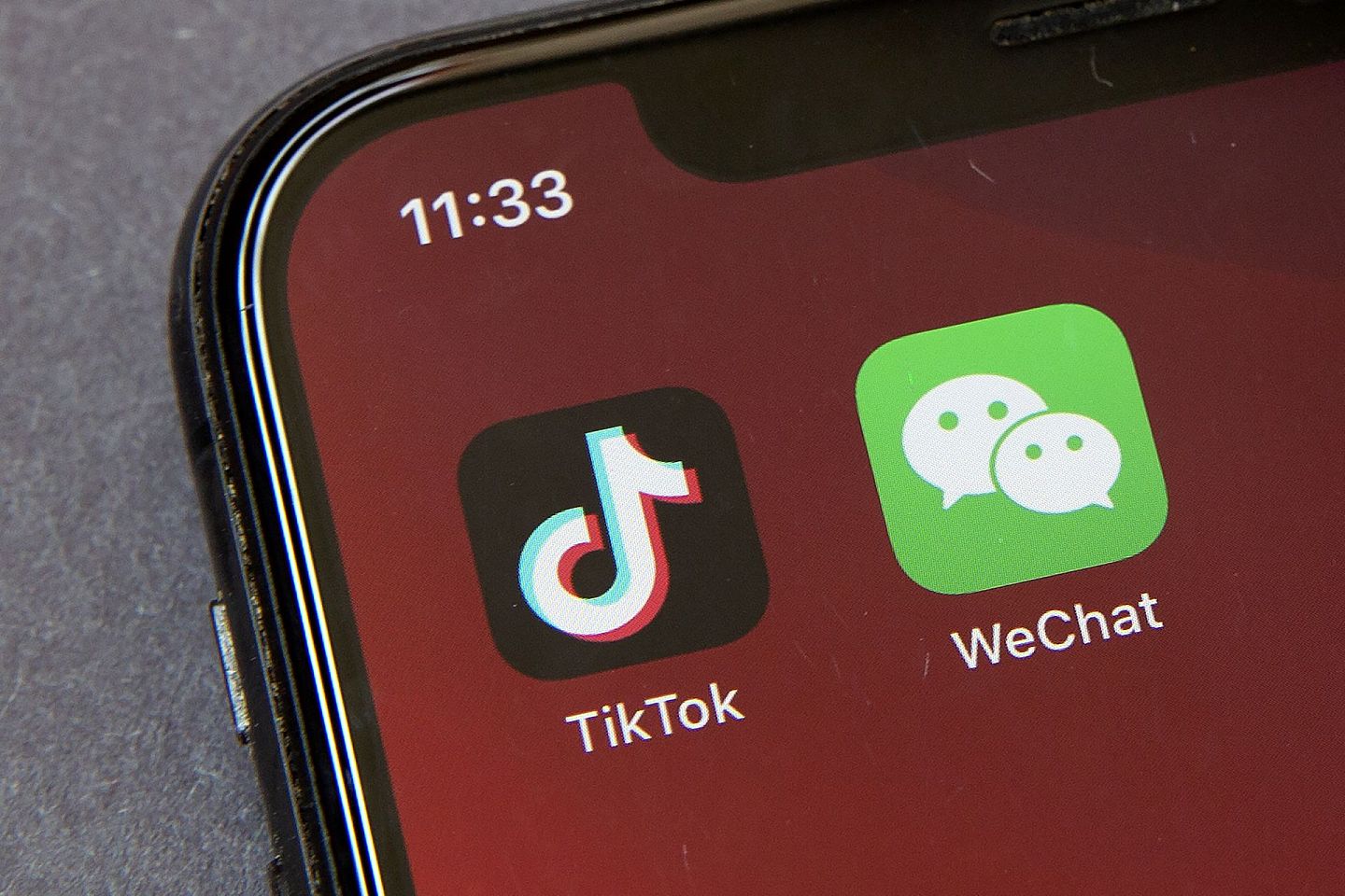 2020年8月7日，智能手机显示TikTok和微信的标志。 （AP）