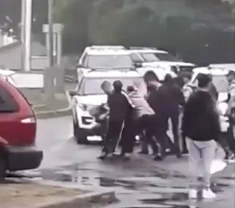 视频疯传！RCMP遭一群青少年围殴！拖拽、拉扯、扔鞋，多大仇啊...（视频/组图） - 16