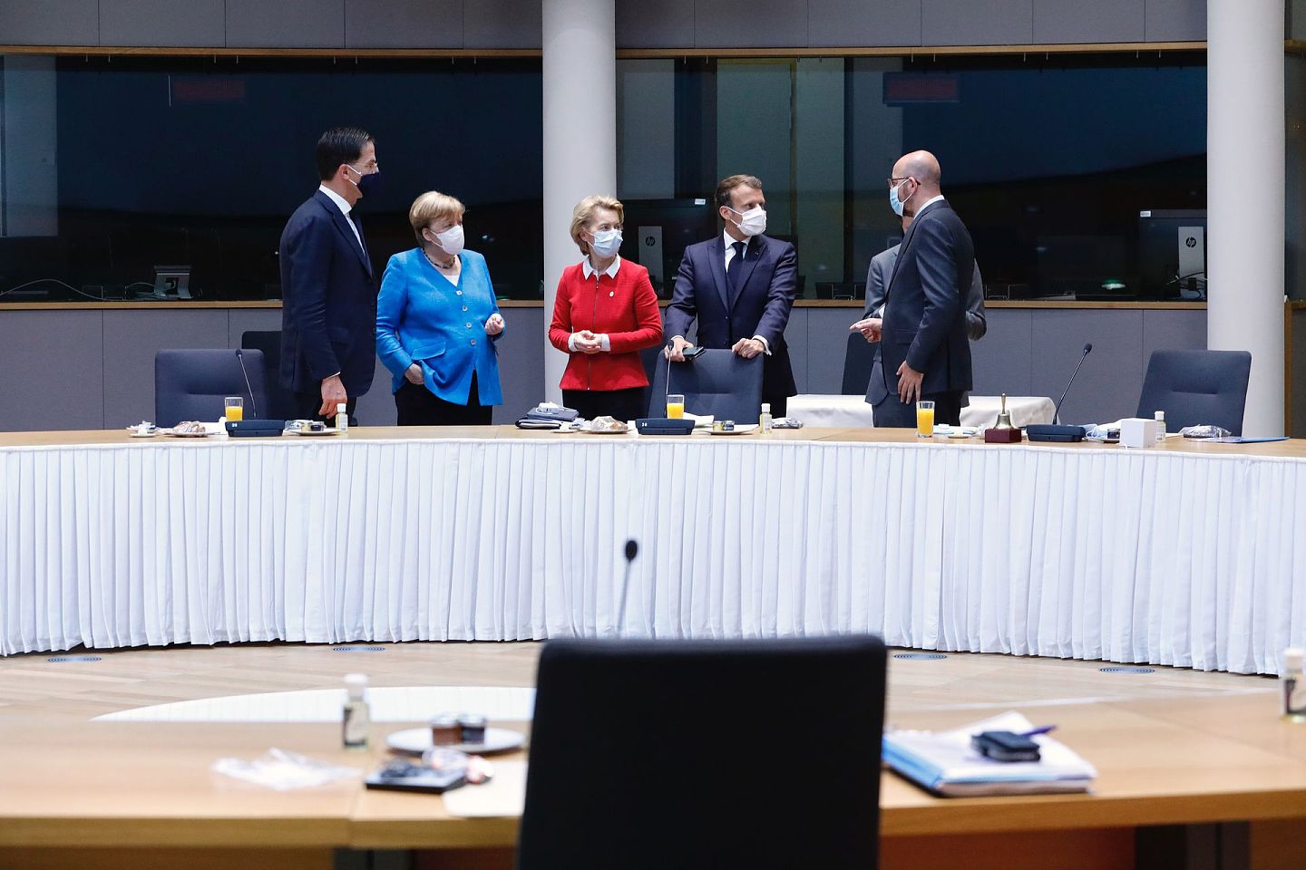 欧盟内部在诸多议题上存在分歧，各方在争吵中寻求共识。7月17日至18日，欧盟成员国领导人在布鲁塞尔举行新冠疫情暴发后首个面对面峰会，图为7月18日，荷兰首相吕特、德国总理默克尔、欧盟委员会主席冯德莱恩、法国总统马克龙、欧洲理事会主席米歇尔（左至右）出席会议。（新华社）