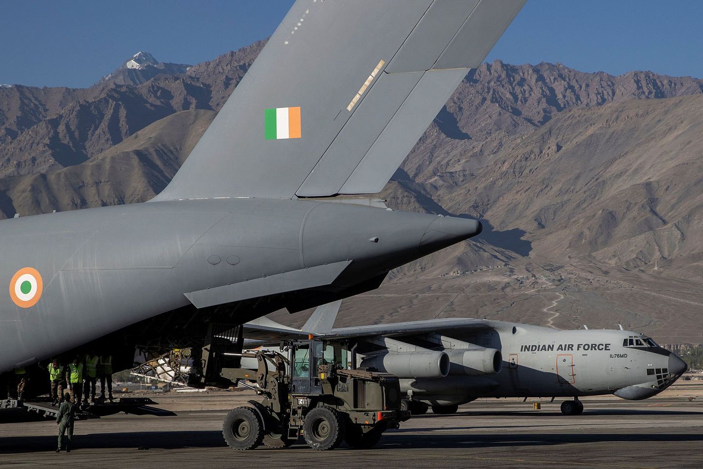 在拉达克地区一处军事基地，印度士兵开始从一架运输机上搬运弹药、物资。 （Reuters）