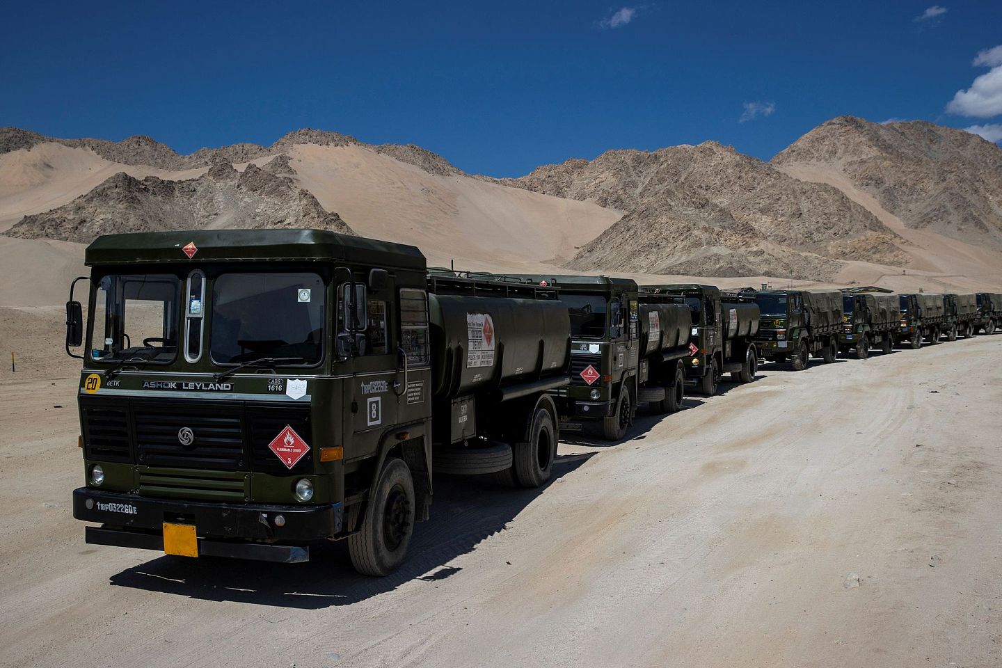 2020年9月15日，印度军方车队运送大量弹药、物资前往中印边境拉达克地区。 （Reuters）