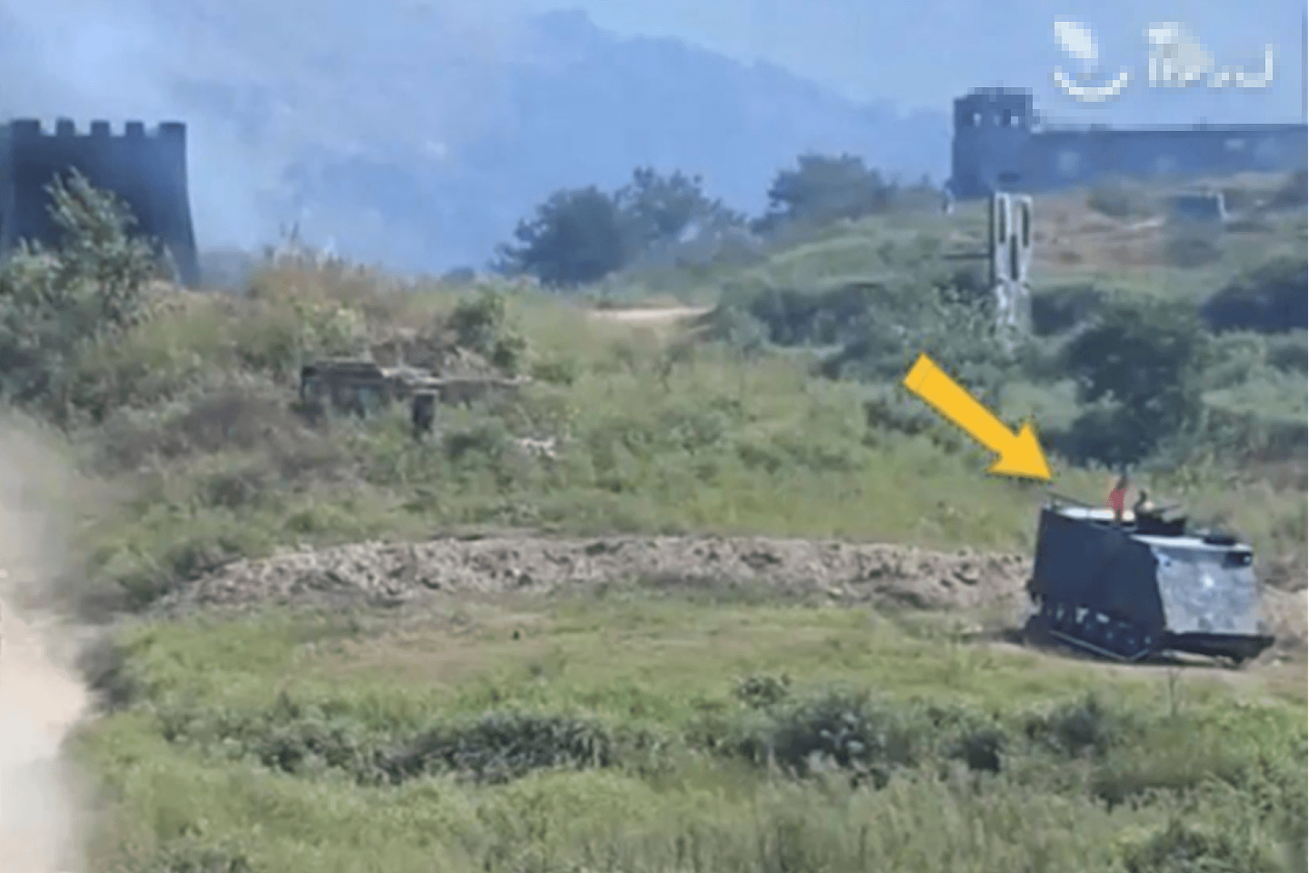 解放军空降兵展开演习，图为演习中出现的台军装甲车模拟目标。 （中国央视视频）