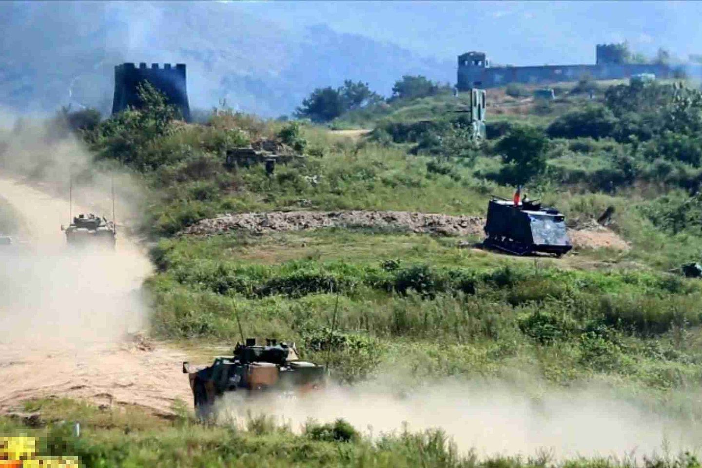 解放军空降兵展开演习，图为高处的台军装甲车模拟目标。（中国央视视频）