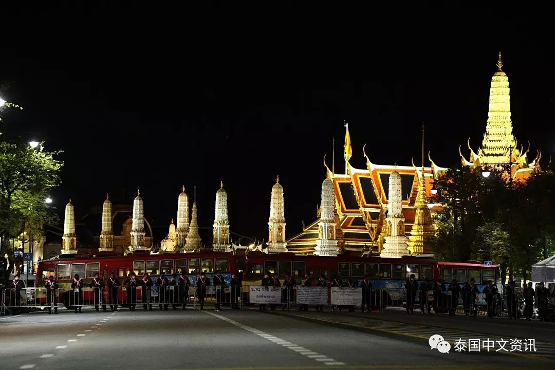 泰国“大集会”进展：抗议者转移阵地冲向总理府.....（组图） - 1