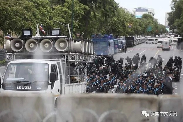 泰国“大集会”进展：抗议者转移阵地冲向总理府.....（组图） - 7