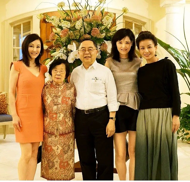长女、次女、丈夫、长子先后离世…她当上香港最有钱的女人依旧孤寂（组图） - 46