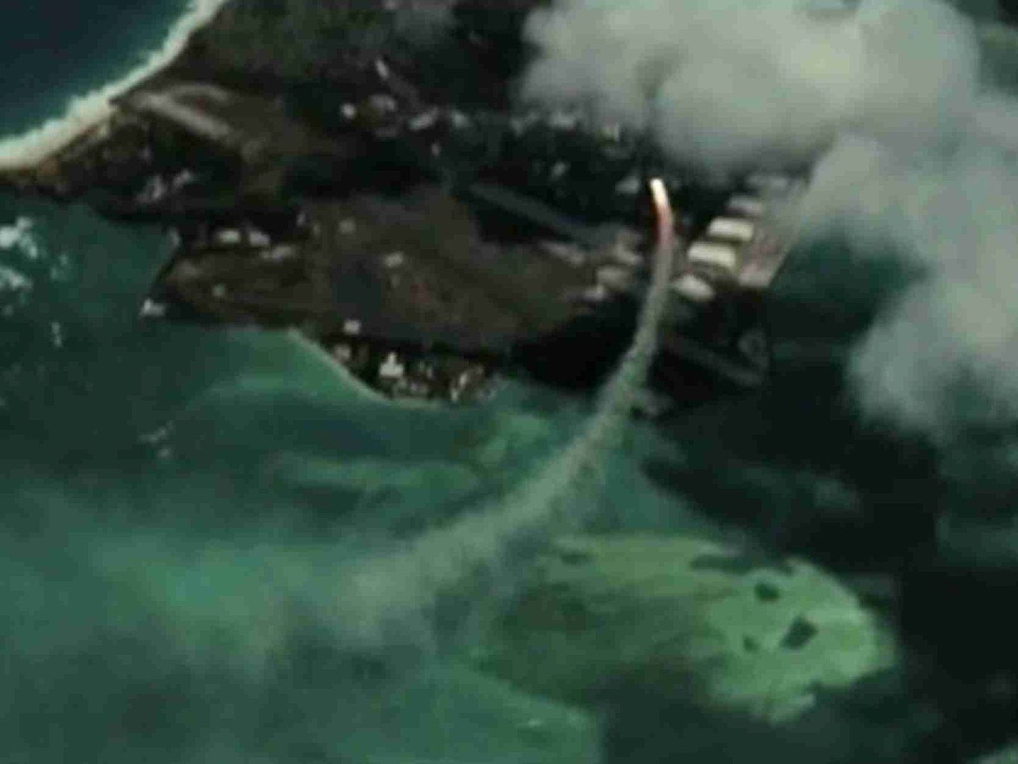 轰-6K模拟轰炸美军基地，图为导弹投放画面。（微信@空军在线）