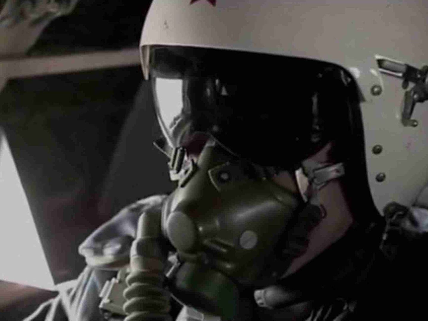 轰-6K模拟轰炸美军基地，图为解放军飞行员在驾驶舱内。（微信@空军在线）