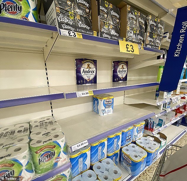 疯抢！英国超市又空了，民众担心因第二波疫情而封锁，再次囤厕纸和食物（组图） - 2