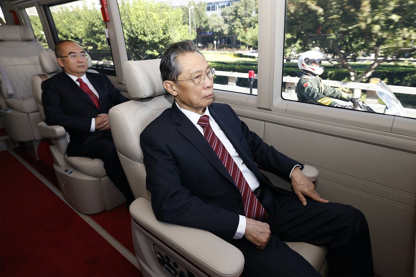 9月8日上午，鍾南山等人乘坐禮賓車前往北京人民大會堂。（新華社）