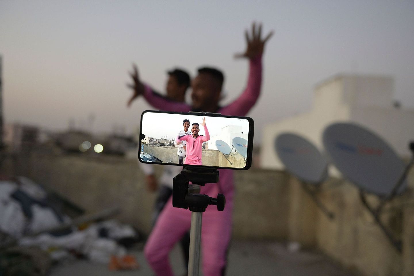 当地时间2020年2月14日，印度海得拉巴的年轻人在自家阳台上拍摄TikTok视频。 （VCG）
