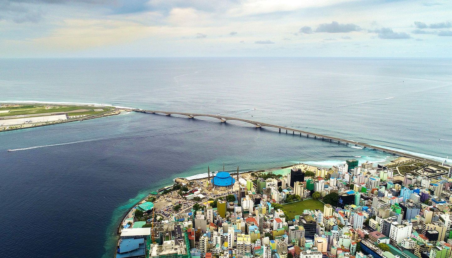 中马友谊大桥结束了从马尔代夫首都马累与新兴城市、第二大岛胡鲁马累之间只能通过轮渡往来的历史。（新华社）