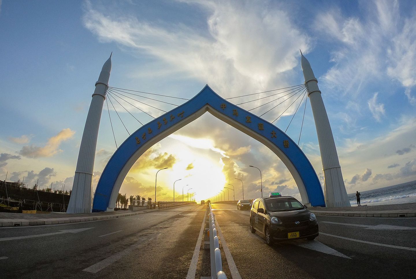 中国援建的中马友谊大桥跨越马尔代夫嘎杜海峡，总长2公里，连接马累岛和机场岛，主桥全长760米，大桥设计使用寿命100年。（新华社）