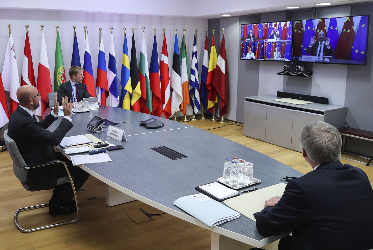 2020年9月14日，在布鲁塞尔欧洲理事会大楼举行的视频会议上，欧洲理事会主席米歇尔（Charles Michel，左）与中国国家主席习近平（屏幕左上角）、欧盟委员会主席冯德莱恩（ Ursula von der Leyen，屏幕右下角）和德国总理默克尔（Angela Merkel，屏幕左下角）交谈。 （AP）