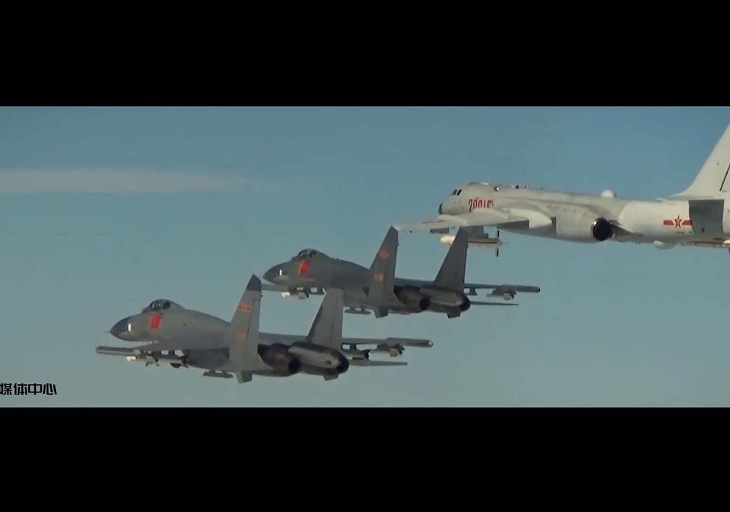 2020年9月19日，中国空军官微“空军在线”发布视频画面，显示轰-6K对某基地进行打击。随着美军接连在南海等地对华施压，中国也在加紧军演的步伐。（微博@空军在线）