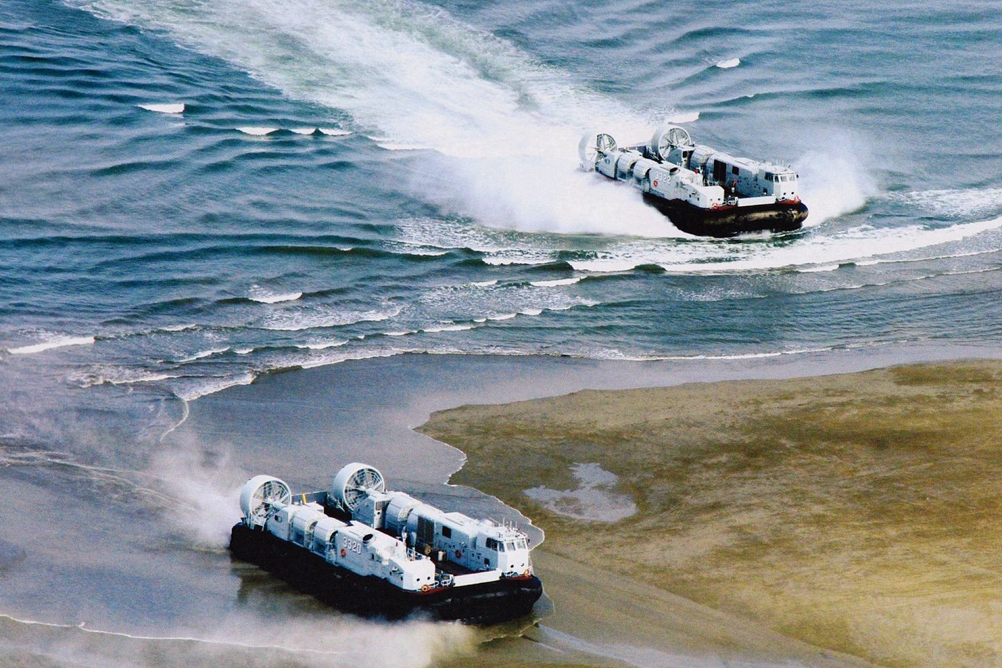 解放军装备的726型气垫船演练登陆作战。 （鼎盛军事）